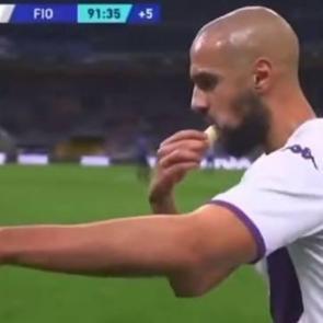 Sakatlık numarası yapıp takım arkadaşının oruç açmasını sağladı!