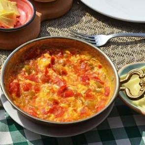 Soğanlı menemen nasıl yapılır? Soğanlı menemen tarifi
