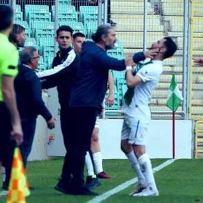 Rakip takım hocasıyla gerginlik yaşamıştı! "Bana k&uuml;f&uuml;r edip boğazımı sıktı"