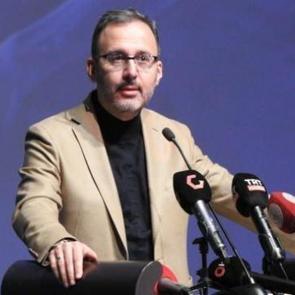 Bakan Kasapoğlu'ndan milli g&uuml;reş&ccedil;iler i&ccedil;in tebrik mesajı