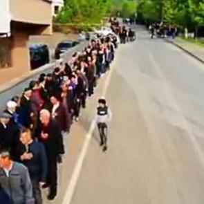 Bayramlaşma kuyruğunun başı var sonu yok! İnegöl'de gelenek terk edilmedi