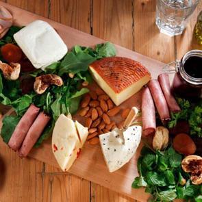 Şık peynir tabağı nasıl hazırlanır? Peynir sunum tabağı hazırlamak i&ccedil;in bazı &ouml;neriler 