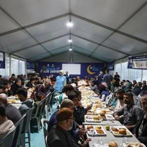 TDV ramazanda deprem bölgesinde 11 ilde 3 milyon kişiye yemek ulaştırdı