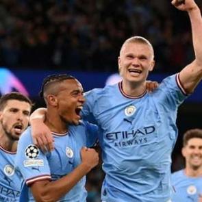 Manchester City tarih yazmak i&ccedil;in sahada!