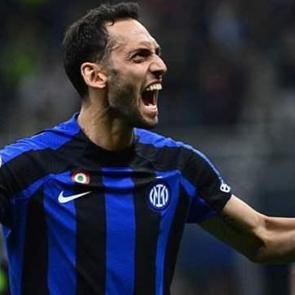 TFF'den Hakan &Ccedil;alhanoğlu'na tebrik