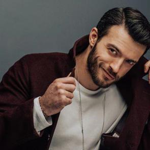 &Ouml;mer dizisi 'Hakan' Emre Taşkıran kimdir ve ka&ccedil; yaşındadır? Emre Taşkıran dizileri