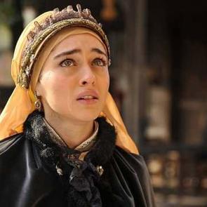 Oyuncu Cemre Baysel'in reklam &uuml;creti dudak u&ccedil;uklattı! 3 aylık kazancı ağızları a&ccedil;ık bıraktı