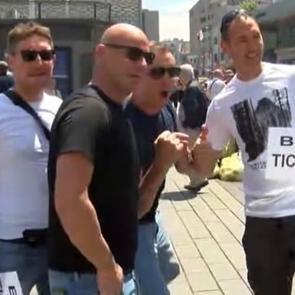 Şampiyonlar Ligi'ne bilet bulamayınca &ccedil;areyi broş&uuml;r dağıtmakta buldu! 