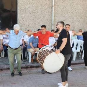 Kentsel dönüşüme giren evlerini davul zurnayla teslim ettiler