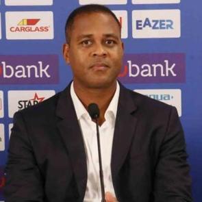 Patrick Kluivert'ten sert ifadeler! "Sa&ccedil;ma sapan..."