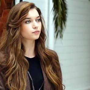 Afra Sara&ccedil;oğlu ek kazancı ile g&uuml;ndemde! Yalnızca Yalı &Ccedil;apkını'ndan para kazanmıyor...