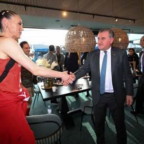 Bakan Bak'tan Filenin Sultanları'na moral ziyareti