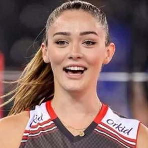 Zehra G&uuml;neş'in kız kardeşleri hayran bıraktırdı! İrem Nur ve Mina, ablalarına benzerlikleriyle ilgi odağı oldu!