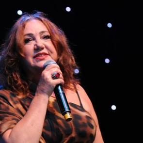 Başına saksı d&uuml;şen Nazan &Ouml;ncel'den ilgin&ccedil; a&ccedil;ıklama! "Niyazi oldu"