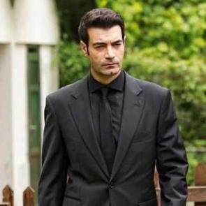 &Uuml;nl&uuml; oyuncu Murat &Uuml;nalmış&rsquo;ın en mutlu g&uuml;n&uuml;: Nutiye Akar ile evlendi!