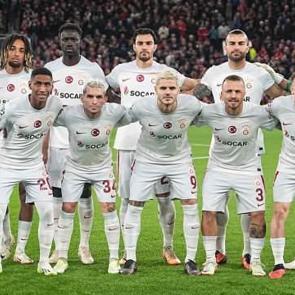 Galatasaray'ın tarihi galibiyeti İngiltere'de manşetleri s&uuml;sledi!