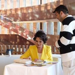 Türk Telekom, Hülya Koçyiğit’i AKM’de sevenleriyle buluşturdu