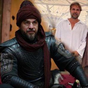 Engin Altan ilk kez b&ouml;yle g&ouml;r&uuml;nt&uuml;lendi! Eşinin tesett&uuml;rl&uuml; hali g&uuml;ndem oldu...