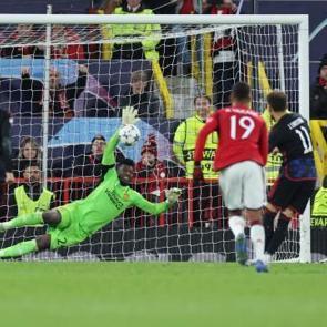 Galatasaray'ın grubu karıştı! Onana penaltı kurtardı! Manchester United tek golle kazandı