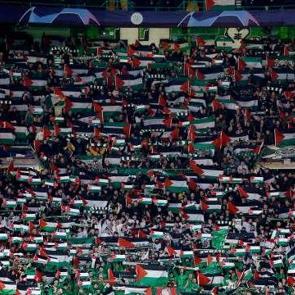 Taraftarlar kul&uuml;b&uuml;n uyarısını dinlemedi! Dev ma&ccedil;ta Filistin bayrağı a&ccedil;tılar