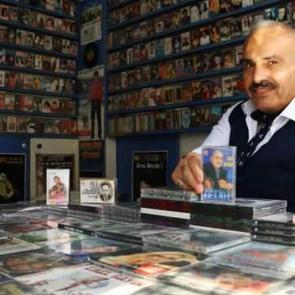 Müzik tutkusu 5 yaşında başladı, tam 40 bin albüm biriktirdi