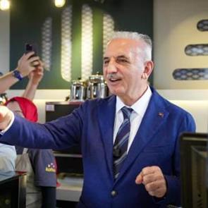 Başkan Yıldırım s&ouml;z&uuml;n&uuml; tuttu: &Ouml;ğrencilere 15 TL'ye kahve