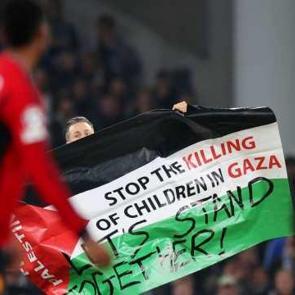 Galatasaray'ın grubunda d&uuml;nyaya mesaj! Taraftar sahaya Filistin bayrağıyla girdi