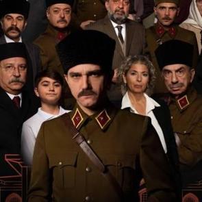 "Cumhuriyete doğru" dev kadrosuyla tiyatro sahnesinde