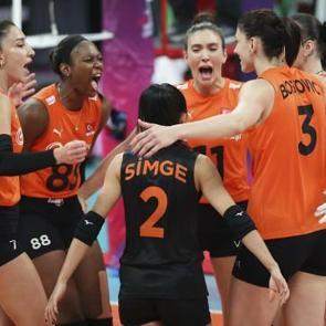 Eczacıbaşı, D&uuml;nya Kul&uuml;pler Şampiyonası'nda finale y&uuml;kseldi!