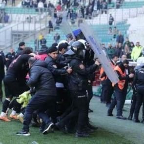 2. Lig ma&ccedil;ında ortalık karıştı! 6 kırmızı kart &ccedil;ıktı: Polis ekipleri m&uuml;dahale etti