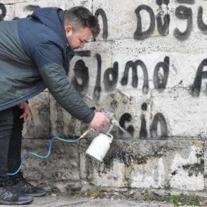 Çifte Minareli Medrese'deki sprey boya silindi