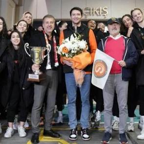 D&uuml;nya şampiyonu Eczacıbaşı Dynavit, yurda d&ouml;nd&uuml;