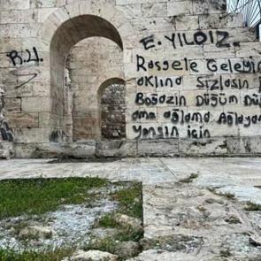 Sivas'ın sembol mekanı Çifte Minareli Medrese'yi spreyle boyadılar!