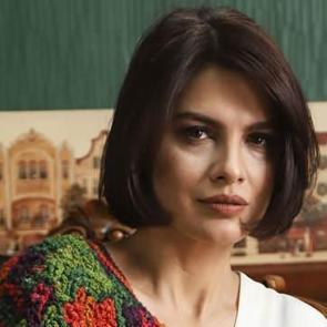 Feride &Ccedil;etin kimdir ve aslen nerelidir? Nasıl &uuml;nl&uuml; oldu? Eşi kim? Feride &Ccedil;etin dizileri