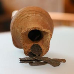 Karab&uuml;k'te bulunan "kumbara"dan yaklaşık 1400 yıllık tarih &ccedil;ıktı!