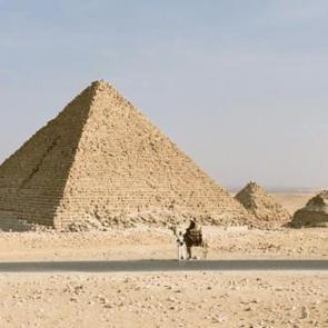 Mısır'daki piramit granitle kaplanacak