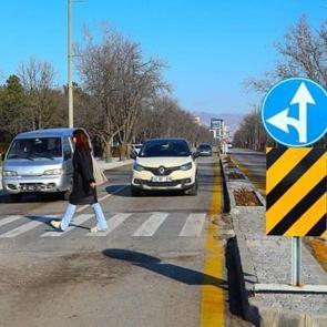 &Uuml;niversite kamp&uuml;slerinde trafik yaya &ouml;ncelikli