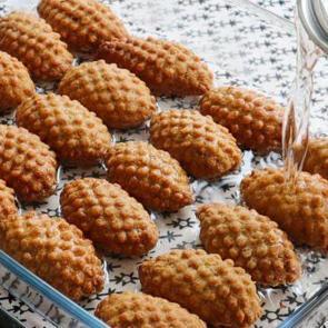 Ağızda dağılan kıyır kıyır kalburabastı tarifi! Orijinal irmikli kalburabastı yapılışı...