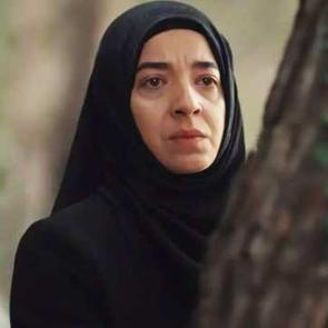 Kızıl Goncalar oyuncusunun t&uuml;rbansız haline yorum &uuml;st&uuml;ne yorum yağdı! 'Sen de kimsin?'