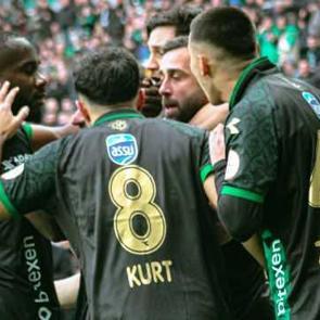 Sakaryaspor evinde &Ccedil;orumspor'u devirdi