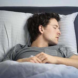 Başucunda telefonla sakın uyumayın! Telefon yanında uyumanın zararları&hellip;