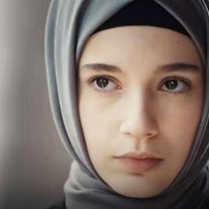 Kızıl Goncalar 'Zeynep' Mina Demirtaş kimdir ve ka&ccedil; yaşındadır? Oynadığı diziler