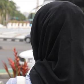 Markette baş&ouml;rt&uuml;s&uuml;ne hakaret edip polisi tehdit etti! MEB g&ouml;revden aldı