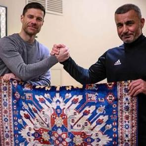 Qurbanov, Xabi Alonso'ya halı hediye etti