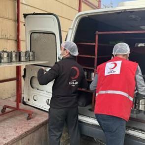 Ramazanda ihtiyaç sahiplerinin iftarlık ve sahurlukları Türk Kızılaydan