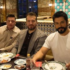 Kuruluş Osman oyuncuları ve Mesut &Ouml;zil'e &ouml;zel davet! İftarda buluştular