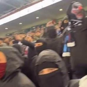 Maskeli saldırgan yalnız değilmiş! Trib&uuml;n g&ouml;r&uuml;nt&uuml;leri ortaya &ccedil;ıktı