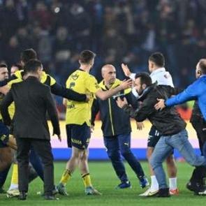 Trabzonspor ve Fenerbah&ccedil;eli futbolcuların cezası belli oldu!