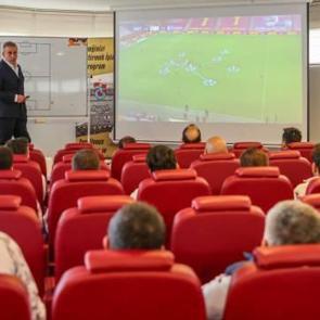 Abdullah Avcı'dan akademi antren&ouml;rlerine sunum