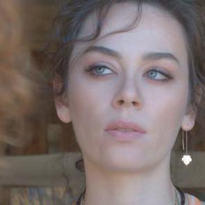 Bahar'ın yıldızı Demet Evgar'dan başkaldırı! Gazze bombalanırken Kate Middleton haberine sinirlendi